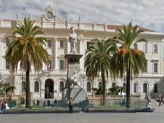 Su bus senza mascherina: dopo il richiamo aggredisce autista sassari-imbratta-statua-in-piazza-d-italia-denunciato