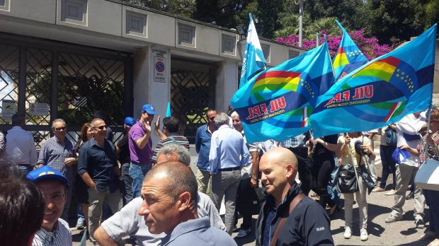Sit-in dipendenti regionale a Cagliari per rinnovo contratto sit-in-dipendenti-regionale-a-cagliari-per-rinnovo-contratto
