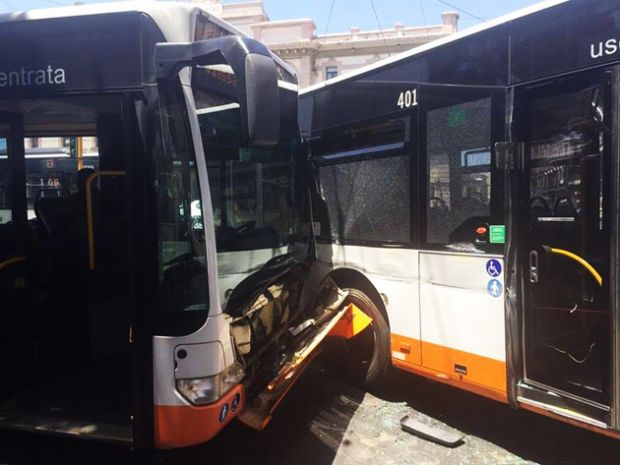 scontro-tra-autobus-in-piazza-matteotti-un-ferito