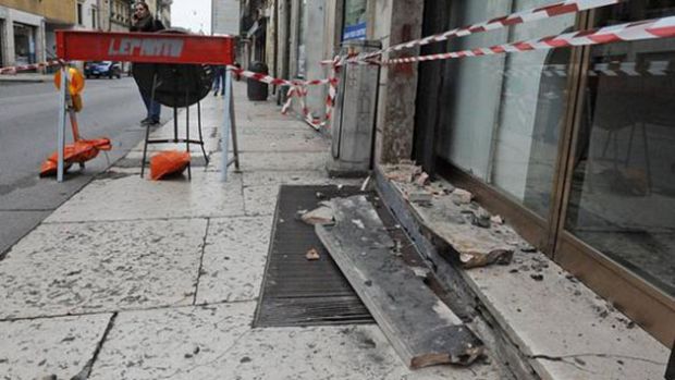 cornicione-pericolante-via-carloforte-chiusa-al-traffico
