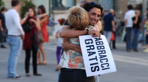 and-quot-abbracci-gratis-per-tutti-and-quot-arriva-il-flash-mob-in-piazza-san-cosimo