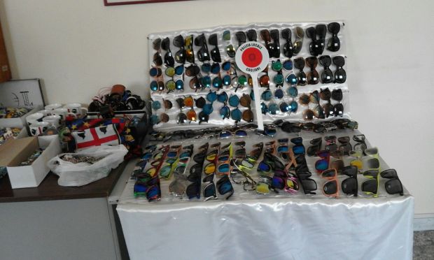 cagliari-commercio-ambulante-abusivo-5mila-euro-di-multa-e-sequestro-merce