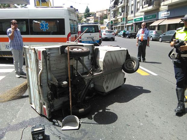 cagliari-incidente-in-via-bacaredda-motoape-si-ribalta