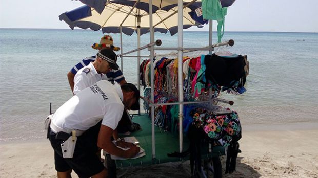 cagliari-vendeva-vestiti-e-costumi-in-spiaggia-multato-dalla-municipale