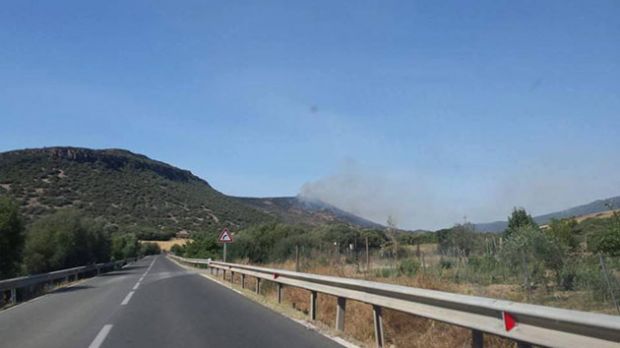 nuxis-brucia-ancora-in-campo-mezzi-a-terra-e-due-elicotteri