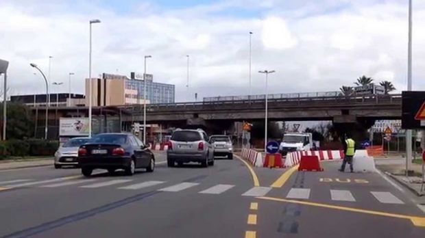 rotatoria-via-cadello-asfaltatura-in-corso-traffico-rallentato