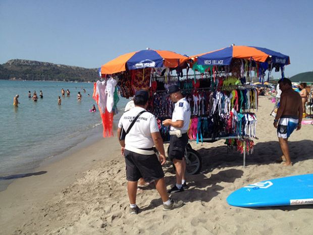 vendevano-costumi-in-spiaggia-abusivamente-pi-and-ugrave-di-mille-euro-di-multa