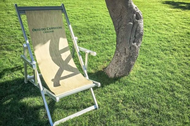 novit-and-agrave-all-orto-dei-cappuccini-per-l-estate-arrivano-le-nuove-sedie-sdraio