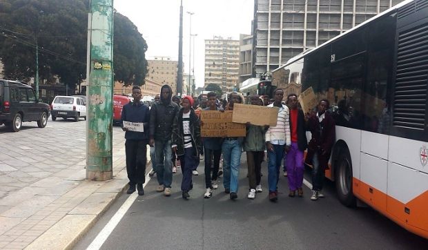 migranti-pili-chiudere-a-cagliari-ghetto-piazza-matteotti