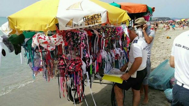 vendevano-costumi-in-spiaggia-abusivamente-pi-and-ugrave-di-mille-euro-di-multa