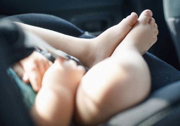 bimba-di-4-mesi-lasciata-in-auto-sotto-il-sole-dalla-madre-denunciata