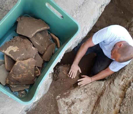 olbia-scoperta-urna-cineraria-d-epoca-romana