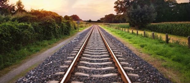 Esce fuori strada con l'auto e piomba su binari ferrovia esce-fuori-strada-con-l-auto-e-piomba-su-binari-ferrovia