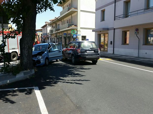 si-schianta-con-l-auto-contro-un-albero-muore-pensionato-di-75-anni