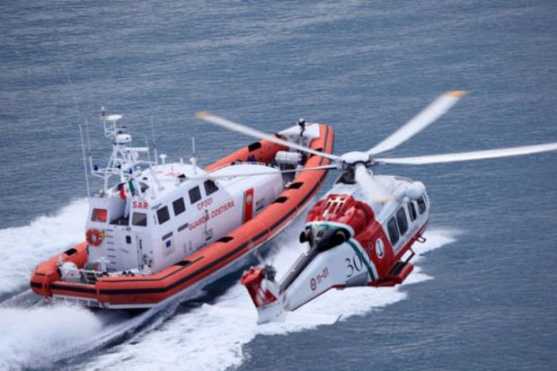 si-ferisce-mano-in-navigazione-marinaio-soccorso