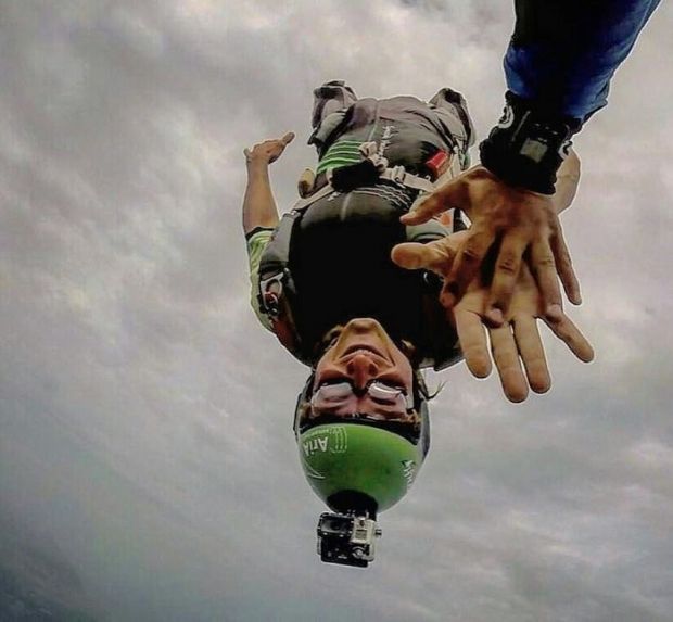 Si lancia con paracadute da hotel nel centro di Cagliari si-lancia-con-paracadute-da-hotel-nel-centro-di-cagliari