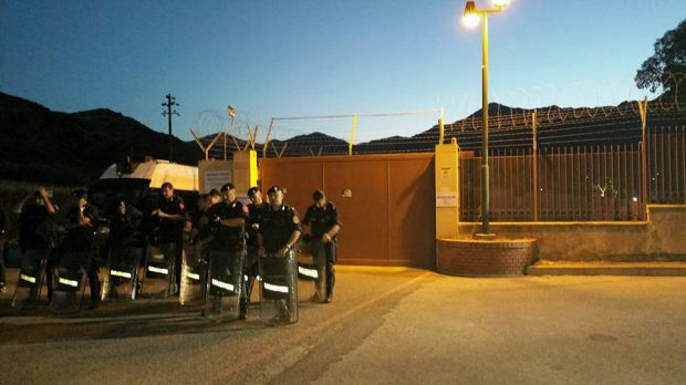 nuovo-sit-in-pacifisti-davanti-fabbrica-bombe-domusnovas