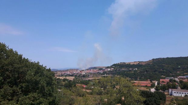 bonorva-fiamme-vicino-al-centro-abitato