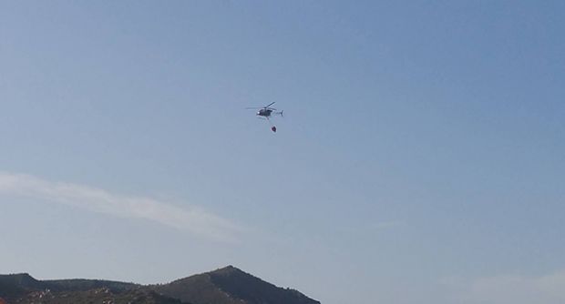 incendio-a-solanas-elicottero-in-azione