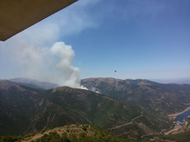 incendi-a-bolotana-intervengono-elicotteri-e-canadair