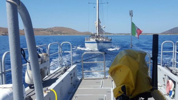 soccorsa-barca-a-vela-in-difficolt-and-agrave