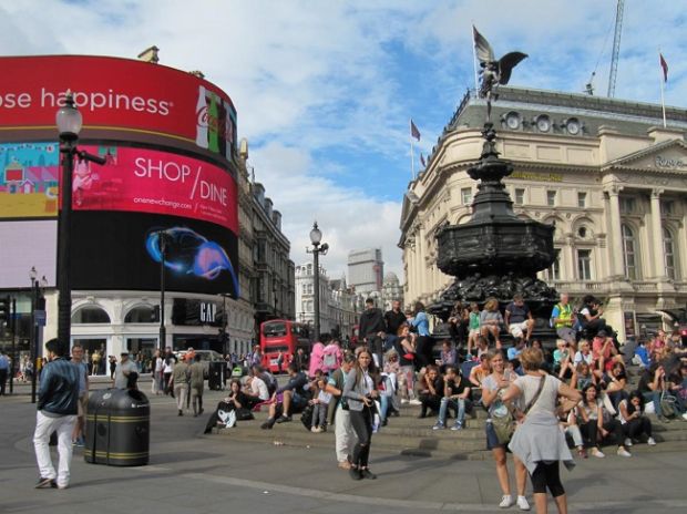 accoltella-i-passanti-in-centro-londra-morta-donna-5-feriti-arrestato-19enne-psicolabile