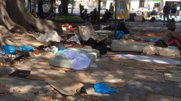 migranti-dormivano-in-centro-a-cagliari-sgomberata-piazza