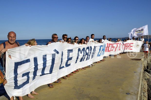 trivelle-flash-mob-movimento-5-stelle-in-spiaggia