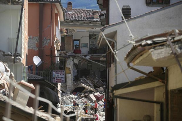 terremoto-bilancio-si-aggrava-278-morti-suolo-si-and-egrave-abbassato-di-20-cm