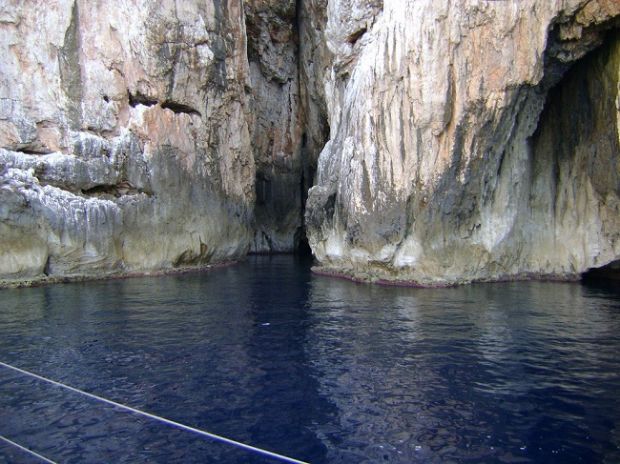 motonave-con-turisti-sbatte-su-isolotto-paura-e-feriti