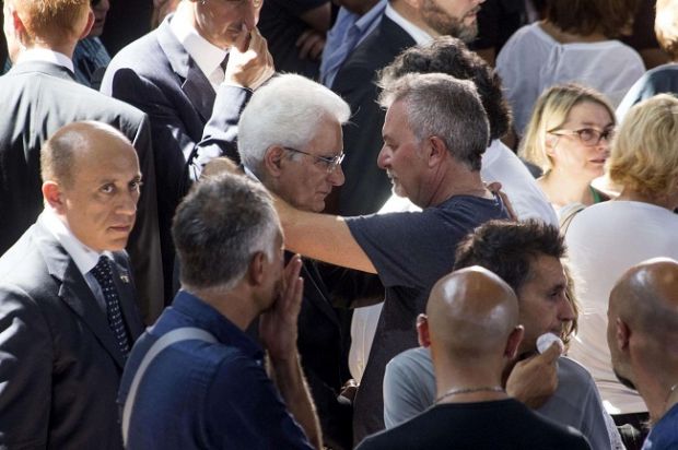 ad-ascoli-funerali-solenni-per-l-addio-alle-vittime-del-sisma-il-vescovo-dio-che-si-fa