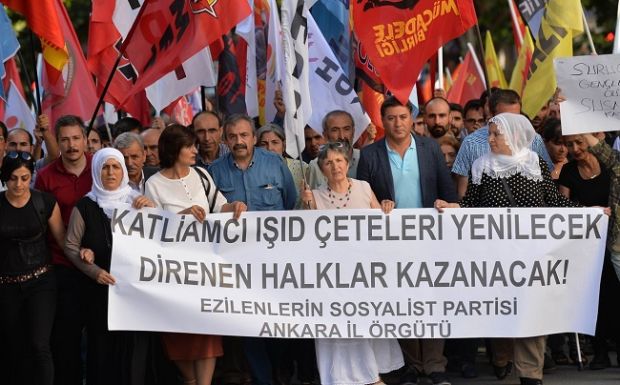 siglato-l-accordo-per-lo-stop-ostilit-and-agrave-tra-turchi-e-curdi-isis-72-fosse-comuni-in-iraq-e-siria