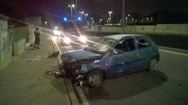 perde-il-controllo-dell-auto-e-si-schianta-contro-un-muro-ferito-21enne