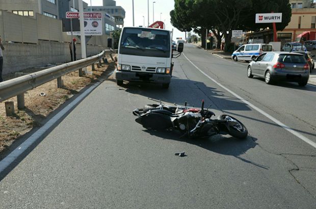 moto-tampona-furgone-grave-un-centauro