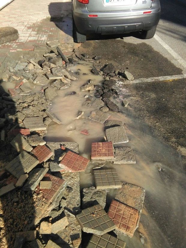 cagliari-grossa-perdita-in-via-pintor-strada-chiusa-e-traffico-bloccato