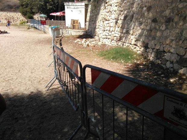 polizia-transenna-un-muro-massi-pericolanti