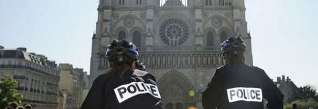 allarme-a-parigi-auto-con-bombole-a-gas-vicino-notre-dame