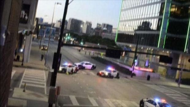 USA usa-paura-a-manhattan-uomo-assale-agenti-a-colpi-mannaia