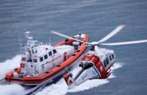 Mare sicuro: 250 uomini e 25 mezzi su 950 km di coste guardia-costiera-soccorre-marinaio-nave