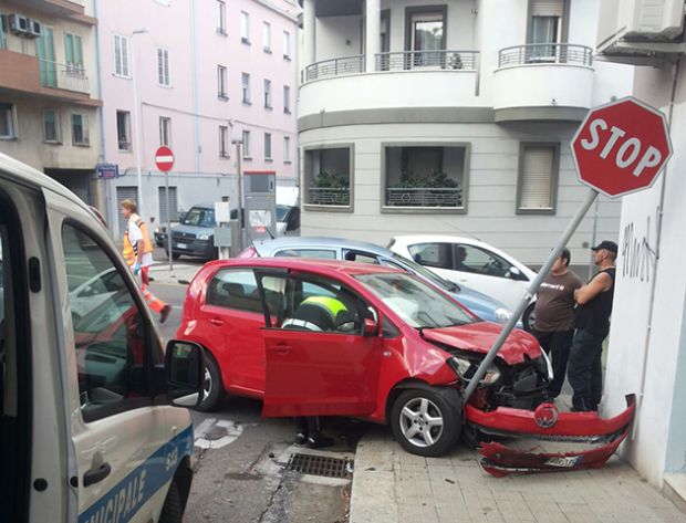 scontro-tra-auto-dopo-l-urto-la-macchina-finisce-contro-un-palo