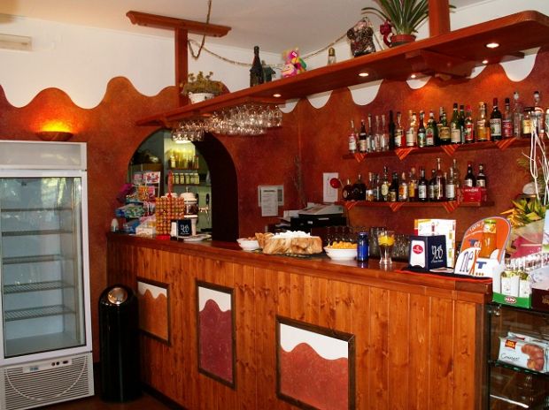 commercio-chiudono-negozi-ma-aprono-ristoranti-e-bar