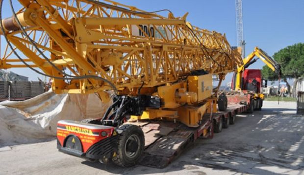 Gru si urtano e sfondano finestra abitazione gru-si-urtano-e-sfondano-finestra-abitazione