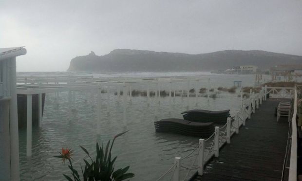 maltempo-spiaggia-poetto-a-cagliari-sommersa-dall-acqua