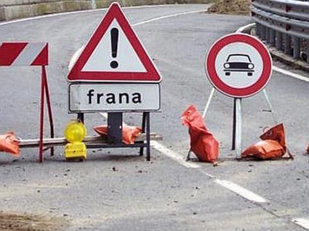 frana-sull-orientale-sarda-danni-ingenti-30-metri-di-strada-danneggiata