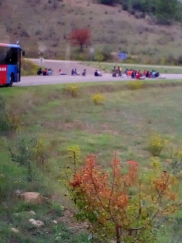 Migranti bloccano strada provinciale migranti-bloccano-strada-provinciale-and-quot-dateci-pocket-money-and-quot