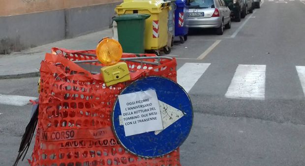 l-ironia-dei-cittadini-l-anniversario-della-rottura-del-tombino