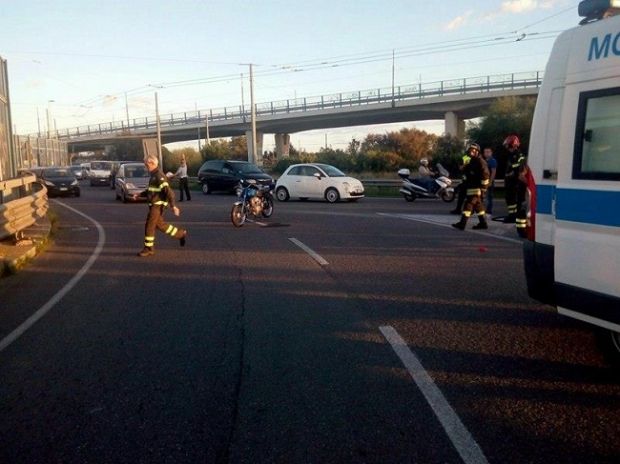 auto-sperona-moto-automobilista-si-da-alla-fuga