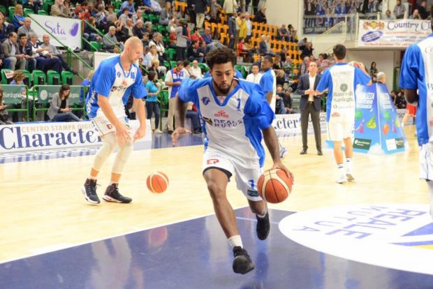 basket-la-dinamo-batte-agevolmente-pesaro-86-a-59