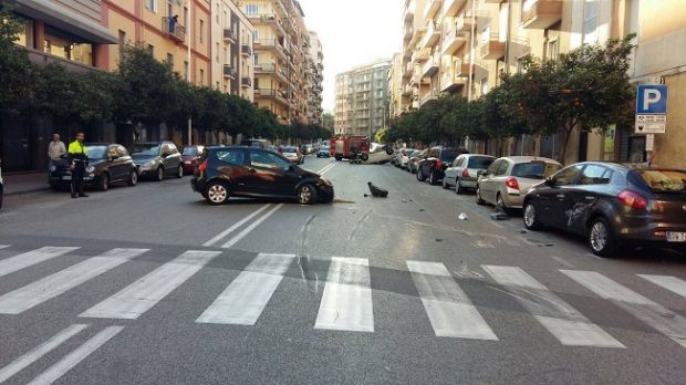 scontro-all-alba-in-pieno-centro-a-cagliari-auto-si-ribalta