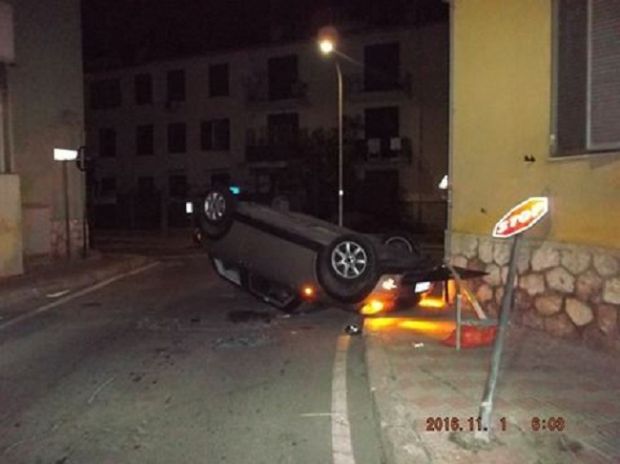 auto-si-ribalta-nessun-ferito
